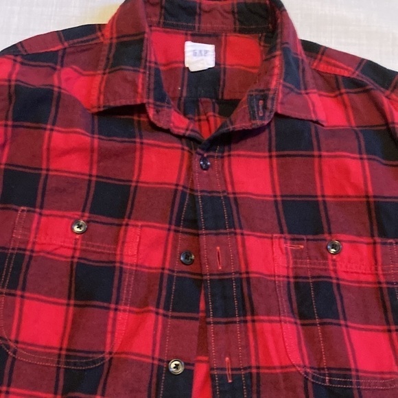 Gap flannel size medium, red and black perfect for fall and winter button up - Picture 6 of 9